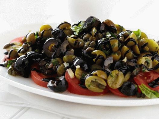 Foto cu farfurie - salată romană de vară de măsline și roșii