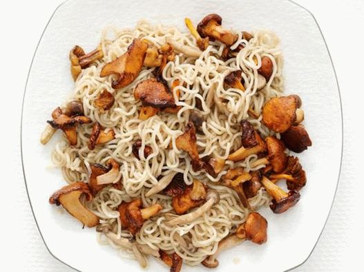 Fotografia felului de mâncare - taitei de ramen prăjit cu ciuperci