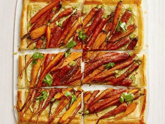 Tarta cu morcovi și sos tahini și anacard