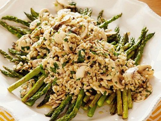 Salată de orz cu ciuperci și sparanghel prăjit
