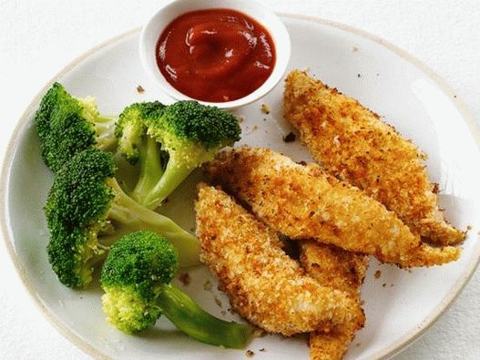 Degete de pui cu o farfurie laterală cu broccoli aburi