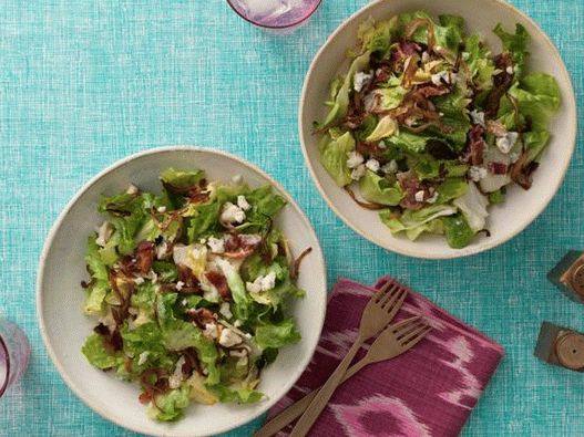 Salată de escarioli cu slănină prăjită, ceapă caramelizată și pansament de brânză albastră