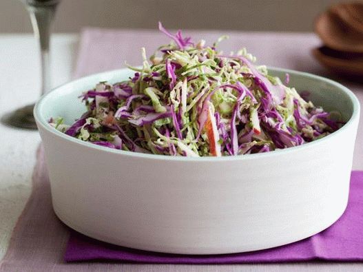 Salată de varză roșie și varza de Bruxelles