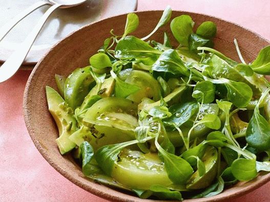 Salată picantă cu roșii verzi și avocado