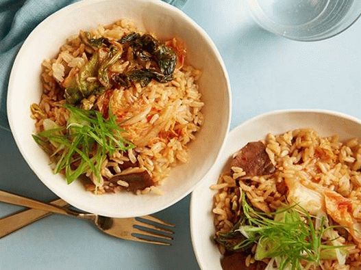 Orez brun cu ciuperci și kimchi