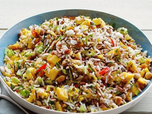 Salată de orez cu castraveți și mango