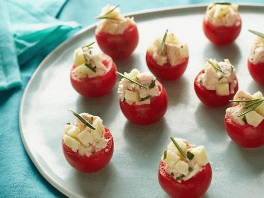 Roșiile cherry umplute cu salată de pui cu mere