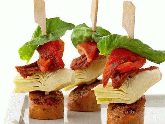 Antipasto cu cârnați pentru frigarui