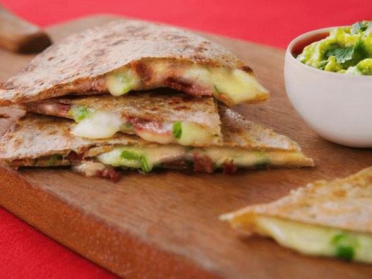 Quesadilla cu slănină, brânză și jalapenos