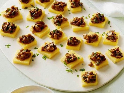 Sosete de ciuperci pe pătrate din polenta