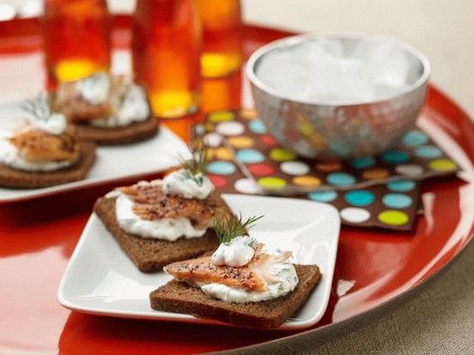 Canapes cu păstrăv afumat și sos de smântână cu ierburi pentru doi