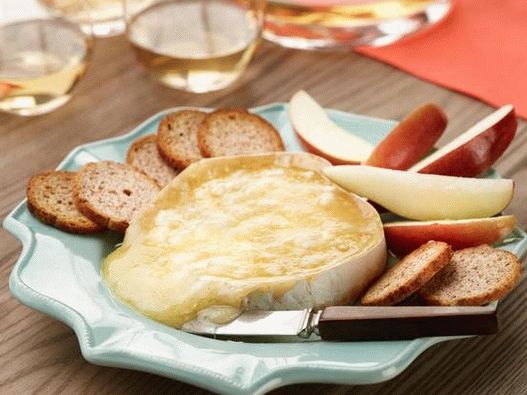 Brânză caldă Brie cu mere Fuji, pere și pâine prăjită