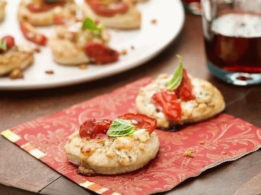 Pizza cu gorgonzola, rosii si busuioc