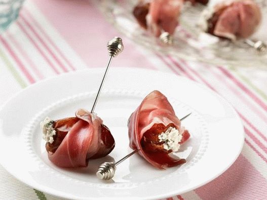 Datele umplute cu brânză, învelite în prosciutto