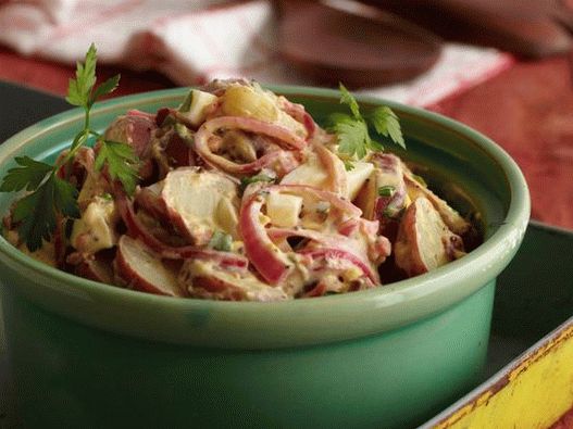 Salată de cartofi în stil Texas cu muștar și ceapă murată