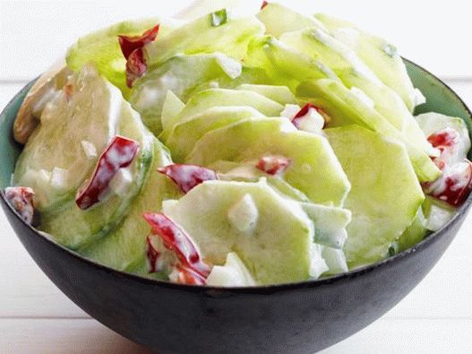 Salată de castraveți cu ardei murati