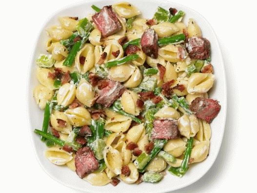 Salată de carne cu paste, ardei gras și fasole verde