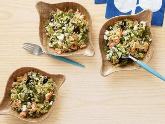 Salată de paste Orzo cu creveți și brânză feta