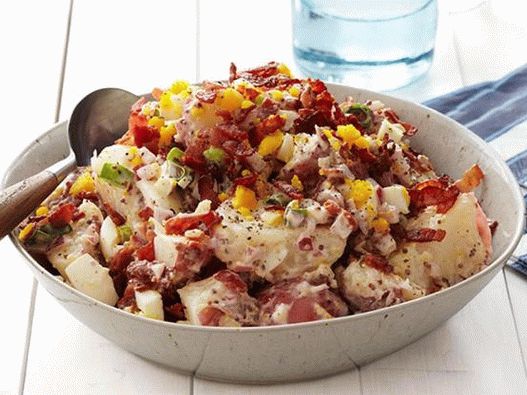 Salată de cartofi cu slănină și ouă