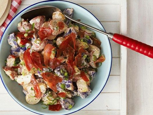 Salată de cartofi cu prosciutto și pansament la maioneză