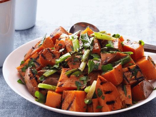 Salată la grătar cu cartofi dulci și ceapă verde
