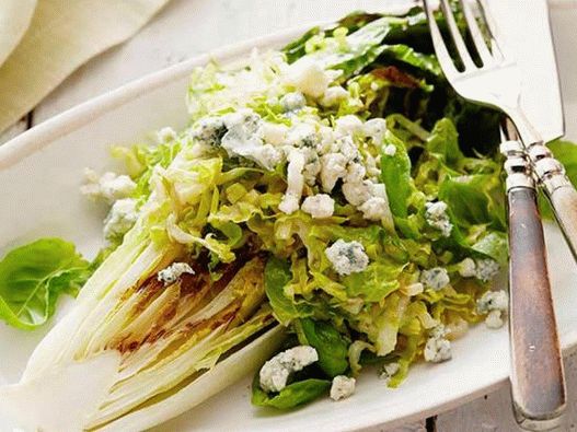 Salată Romano la grătar umplută cu brânză albastră cu pansament de hamsie