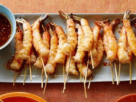 Creveți prăjiți pe frigarui cu sos de soia, ghimbir proaspăt și semințe de susan prăjite