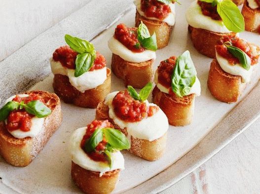 Bruschetta cu roșii, mozzarella și busuioc