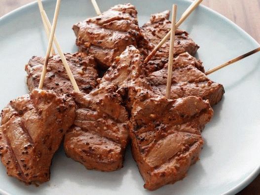 Frigarui de vită la grătar în glazură de muștar de usturoi