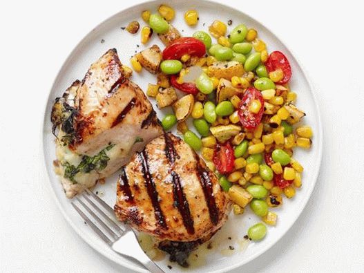 Pui umplut cu salată de brânză și sukkotash