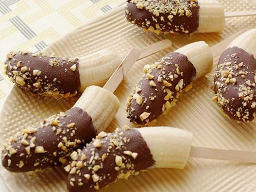 Banana în ciocolată cu ciocolată pe un băț