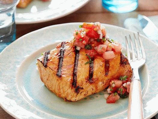 Somon la grătar într-o glazură de oțet de sherry și miere cu sos picant de roșii