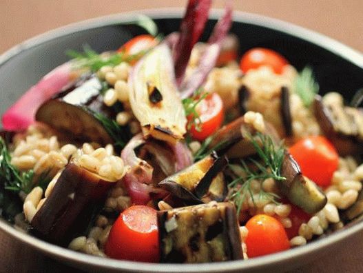 Salată spelată cu vinete la grătar, roșii și ceapă