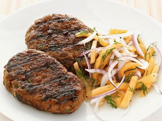 Kufta de vită la grătar cu salată de pepene