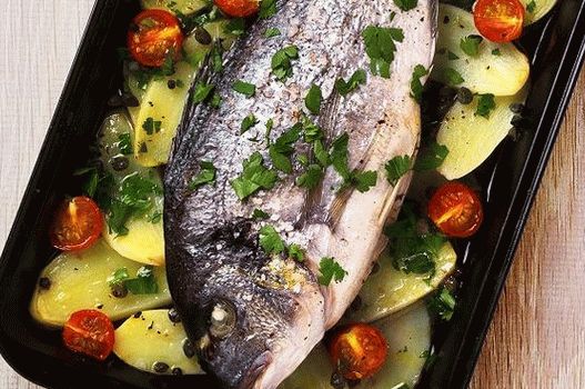 Foto Pește copt integral pe o pernă de legume din Caraibe