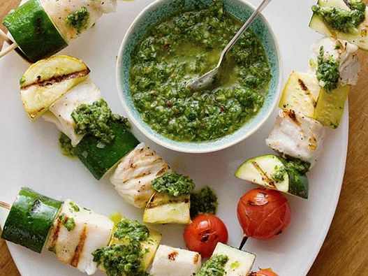 Foto Brochete de pește cu sos chimichurri cu busuioc