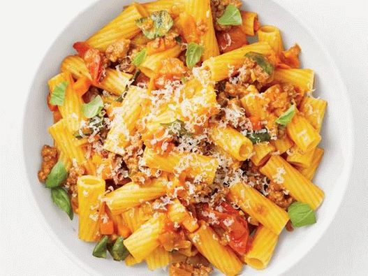 Foto rigatoni cu bologneză de vară