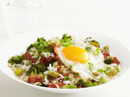 Orez foto cu broccoli, slănină și ouă prăjite