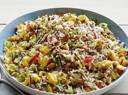 Salată de orez foto cu castraveți și mango