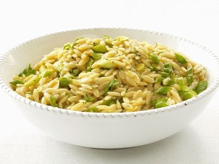 Foto cu risotto de paste Orzo cu ceapă verde