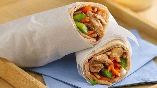 Rola foto cu pui teriyaki în pâine pita
