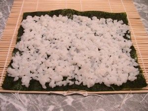  " ></li>
<li>Puneți umplutura pregătită pe orez (o parte din creveți, avocado) se lasă la decorare), se presară cu semințe de susan.  <img src="/wp-content/uploads/images/rolli_s_otvarnimi_krevetkami_foo_4.jpg"alt=