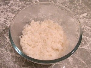  " ></li>
<li>Într-un bol, diluați trei lingurițe.  l.  oțet de orez în 200 ml de apă. <img src="/wp-content/uploads/images/rolli_s_ugrem_foo_4.jpg" alt=