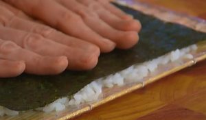  " ></li>
<li>Pe marginea nori puneți felii de castravete, avocado și anghilă, înfășurați rola.  <img src="/wp-content/uploads/images/rolli_s_ugrem_foo_6.jpg"alt=