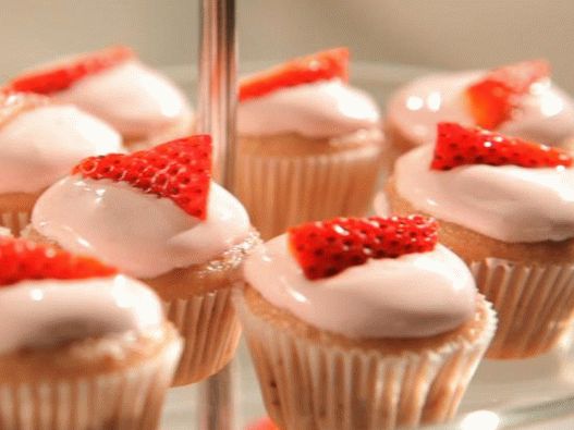 Foto cu cupcakes roz cu căpșuni
