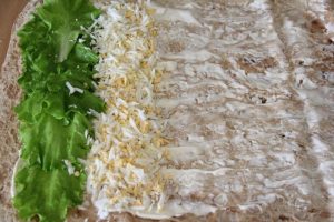 " ></li>
<li>Extindem bastoanele de crab și întindem calea de lângă ouă. </li>
<li>Tăiați castravetele în straturi subțiri (este convenabil să faceți un decojitor). Răspândim castraveții după aceeași schemă.  <img src="/wp-content/uploads/images/rulet_iz_lavasha_foo_4.jpg" alt=