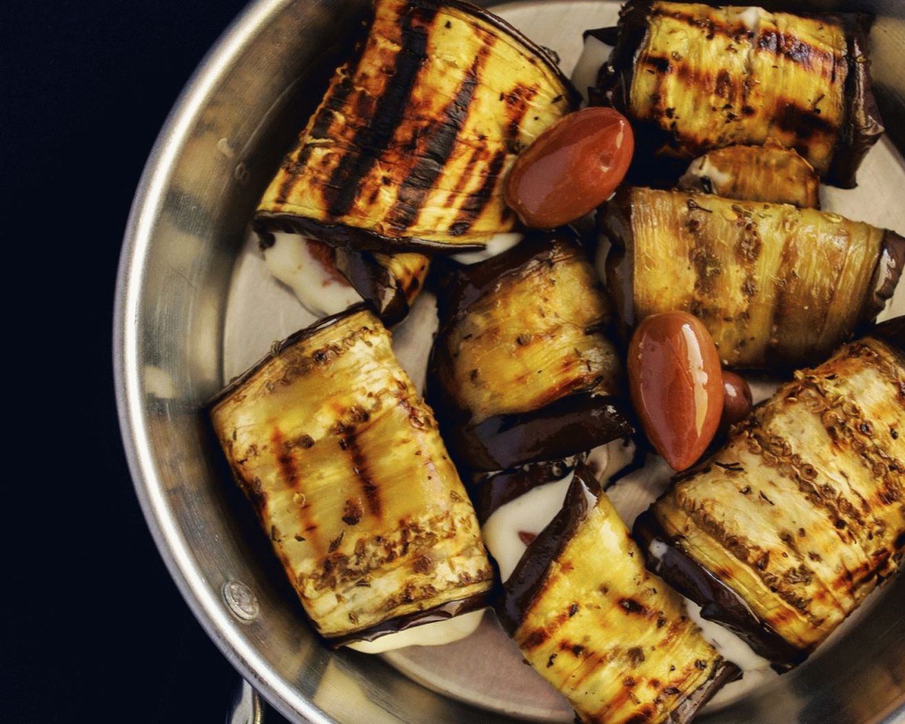  " ></p>
<ul>
<li>2</li>
</ul>
<ul>
<li>
<p>Timp de gătit </p>
<div id="toc_container" class="no_bullets"><p class="toc_title">Contents</p><ul class="toc_list"><ul><li><ul><li><a href="#30_min_min"><span class="toc_number toc_depth_3">0.0.1</span> 30 min min </a></li><li><a href="#1847kcal"><span class="toc_number toc_depth_3">0.0.2</span> 184,7kcal </a></li><li><a href="#reteta"><span class="toc_number toc_depth_3">0.0.3</span> rețetă </a></li></ul></li><li><a href="#Hai_sa_incepem"><span class="toc_number toc_depth_2">0.1</span> Hai să începem! </a></li></ul></li><li><a href="#Ingredientele"><span class="toc_number toc_depth_1">1</span> Ingredientele </a><ul><li><a href="#O_treaba_grozava"><span class="toc_number toc_depth_2">1.1</span> O treabă grozavă </a></li></ul></li><li><a href="#pasi"><span class="toc_number toc_depth_1">2</span> pași </a><ul><li><ul><li><ul><li><a href="#Cuvinte_cheie"><span class="toc_number toc_depth_4">2.0.0.1</span> Cuvinte cheie: </a></li></ul></li></ul></li></ul></li></ul></div>
<h4><span id="30_min_min"><time>30 min min </time></span></h4>
</li>
<li>Valoarea energetică<br />
<h4><span id="1847kcal">184,7kcal </span></h4>
</li>
<li>evaluare </li>
<li>
<h4><span id="reteta">rețetă </span></h4>
</li>
</ul>
<p>Vă aducem în atenție rulouri delicioase cu vinete branza moale.  Le puteți găti acasă cu o zi înainte de utilizare în produse alimentare. </p>
<h3><span id="Hai_sa_incepem">Hai să începem! </span></h3>
<h2><span id="Ingredientele">Ingredientele </span></h2>
<p>0/6 ingrediente </p>
<ul>
<li><label>Vinete – 1 buc. </label></li>
<li><label>Brânză fetax (sau Brynza) – 50 g </label></li>
<li><label>Verzi (mărar </label></li>
<li><label>cilantro) – 1 buchet </label></li>
<li><label>Ulei de măsline pentru prăjit </label></li>
<li><label>Sare după gust </label></li>
</ul>
<p><time>30 мин мин</time><time>30 мин мин</time> 184,7</p>
<h3><span id="O_treaba_grozava">O treabă grozavă </span></h3>
<p>Buna pofta, sper sa te distrezi cu noi! </p>
<h2><span id="pasi">pași </span></h2>
<p>Pași făcuți: 0/0 </p>
<ol>
<li>Tăiați vinetele în felii subțiri.  Se presară cu sare și se lasă timp de 30 de minute </li>
<li>Tăiați verdeața fin. </li>
<li>Într-un bol separat, combinați brânza și verdeața bine Se amestecă. </li>
<li>Vinetele la gratar cu putin masline ulei.  Puteți utiliza o tigaie obișnuită.  Puneți vinetele pe farfurie, lasă să se răcească puțin. </li>
<li>Pune cam o linguriță de brânză cu verzi, rotiți în rulouri.  Bon pofta! </li>
</ol>
<h5><span id="Cuvinte_cheie">Cuvinte cheie: </span></h5>
<ul>
<li>Meniu vegetarian </li>
<li>prăji </li>
<li>legume și verzi </li>
<li>Masă de sărbători </li>
<li>Gustări reci </li>
</ul>
</p><script>
if (typeof jsInputerLaunch === 