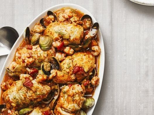Photo Flounder rulouri cu crab umplut într-un sos cu creveți și crustacee