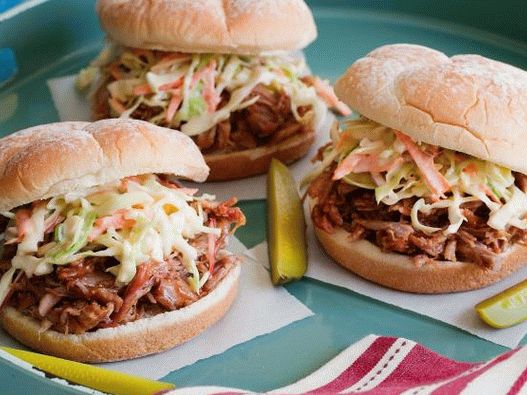Fotografie cu carne de porc torn pe chifle cu salată Cole Slaw