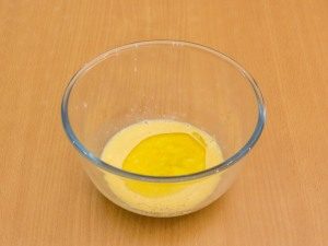  " ></li>
<li>Se adaugă sosul Worcester, sare, piper, se amestecă. </li>
<li>Lacrimă salata într-un bol cu ​​mâinile, amestecă cu sosul. <img src="/wp-content/uploads/images/salat_cezar_originalnij_foo_8.jpg"alt=
